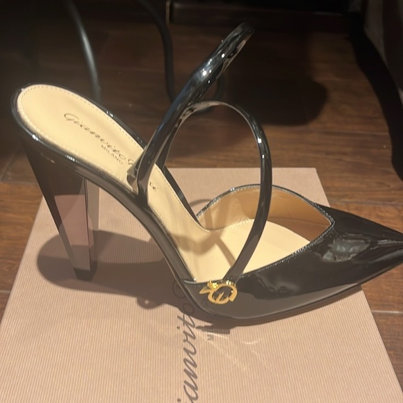 Gianvito Rossi Black Vernice heels - Picture 2 of 10
